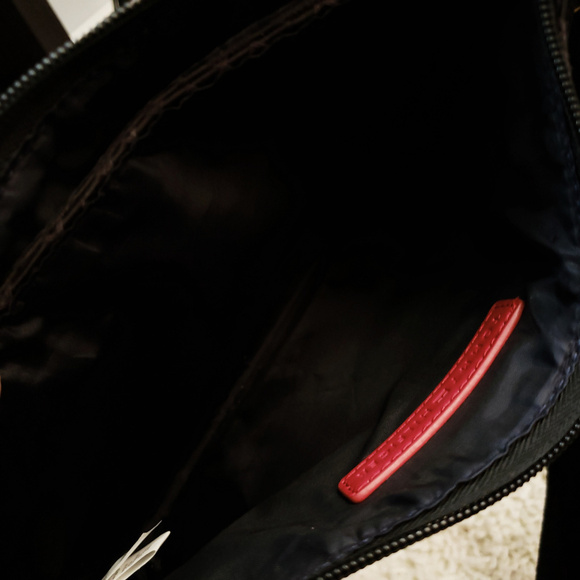 Classic Tommy Hilfiger Black Crossbody with Signature TH Emblem - Picture 6 of 8